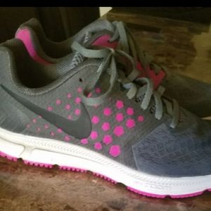 Women's like new Nike Zoom -9